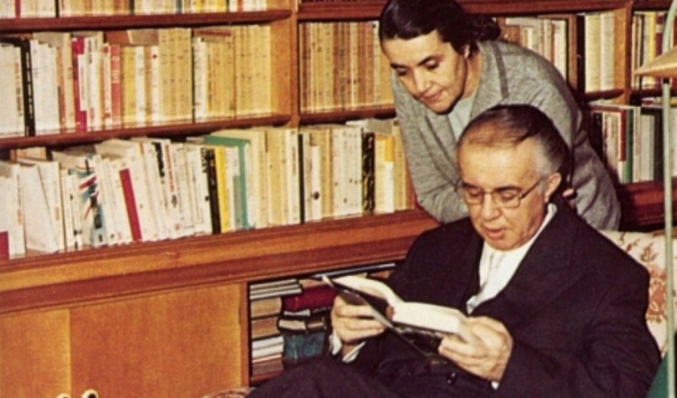 Rrëfimi i Nexhmije Hoxhës: Ç’ndodhi pasi uruam çiftin e ri, takimet e gjata me Enverin.