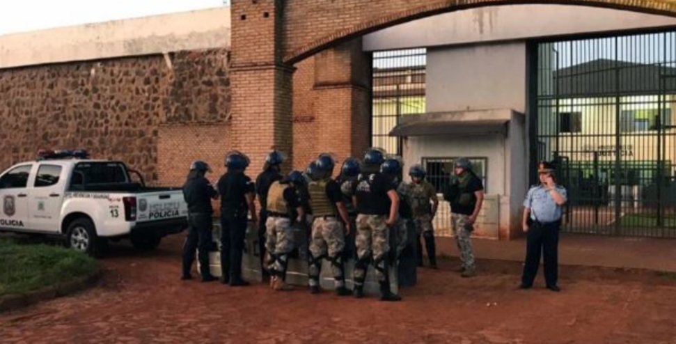 ‘Zhduken’ nga burgu nëpërmjet një tuneli nëntokësor 75 të burgosur të rrezikshëm. Në qelitë e tyre u gjendën 200 qese me …