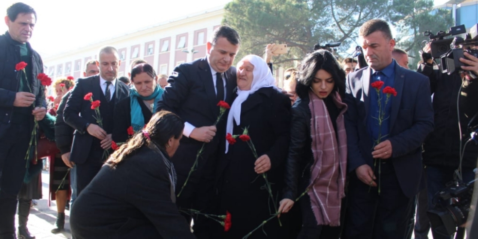 Balla takon familjarët e viktimave të 21 janarit dhe bëjnë homazhe