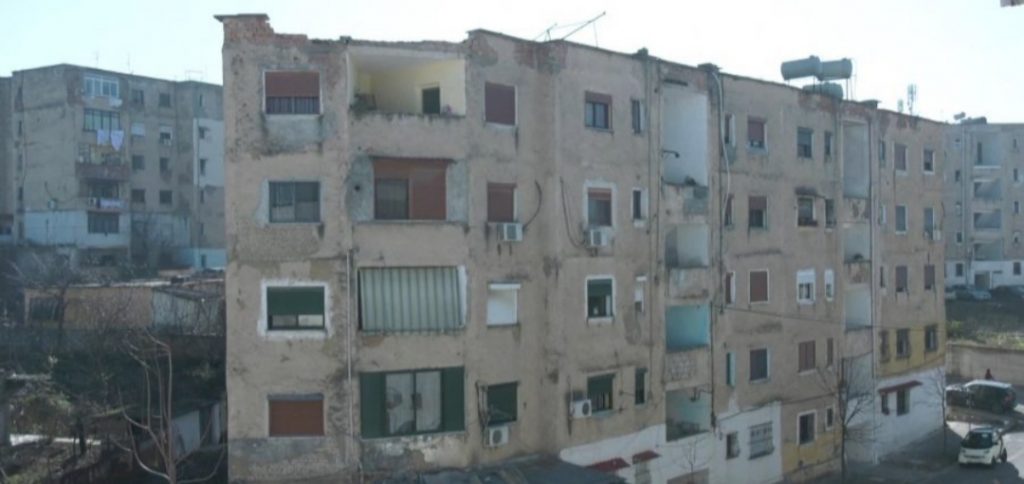 Banorët kthehen në shtëpitë e dëmtuara nga termeti në Tiranë, nuk kanë marrë bonusin