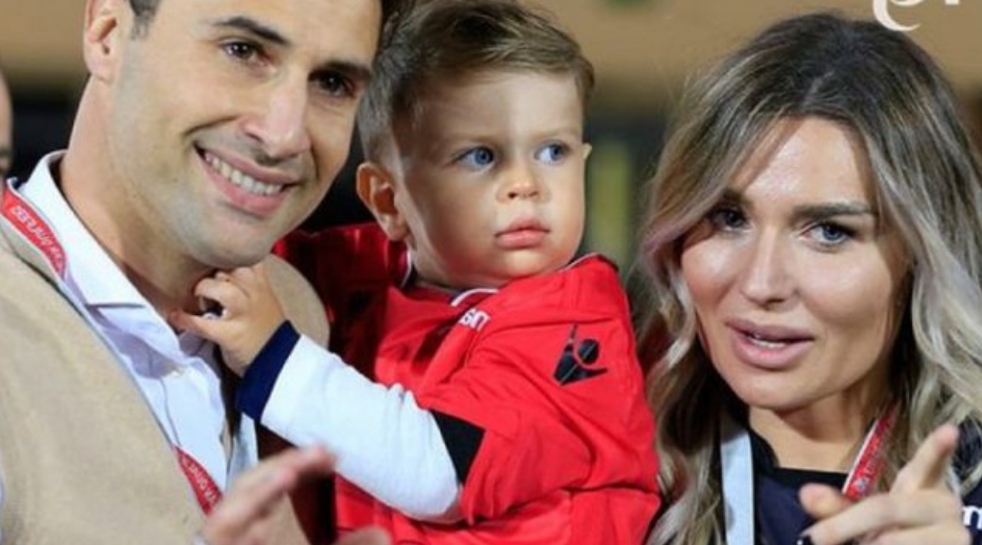 Lorik Cana u bë me vajzë! Bashkëshortja Monica publikon foton e ëmbël me bebin e porsalindur!