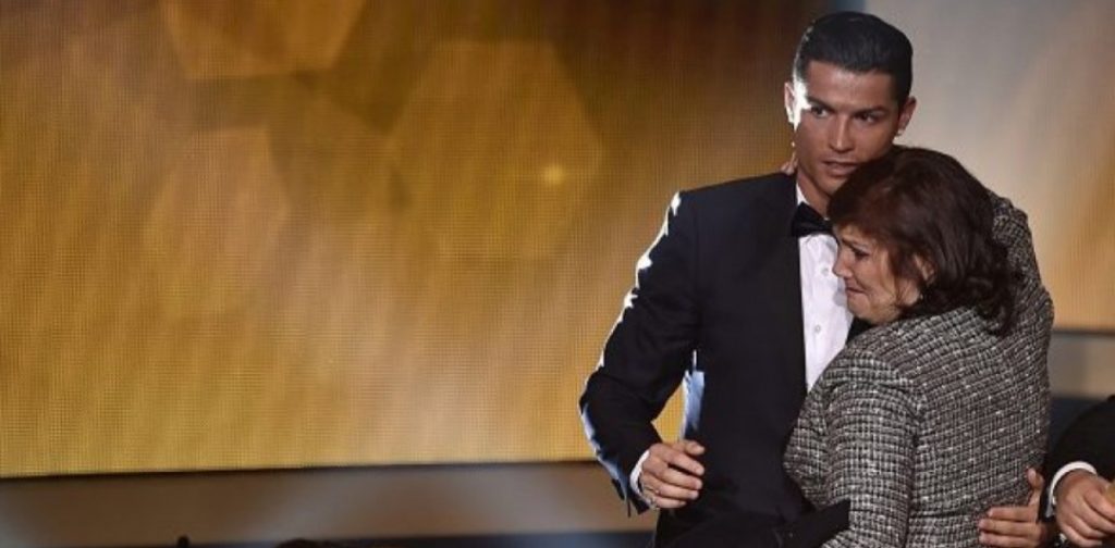 Sarri i bën komplimente mamasë së Ronaldos