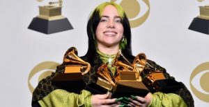 Billie Eilish fituesja e madhe e Grammy, mposht Taylor Swift