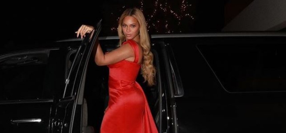 Valdrin Sahiti vesh Beyonce me fustanin e kuq seksi. Elvana Gjata tregon: Sot ajo …