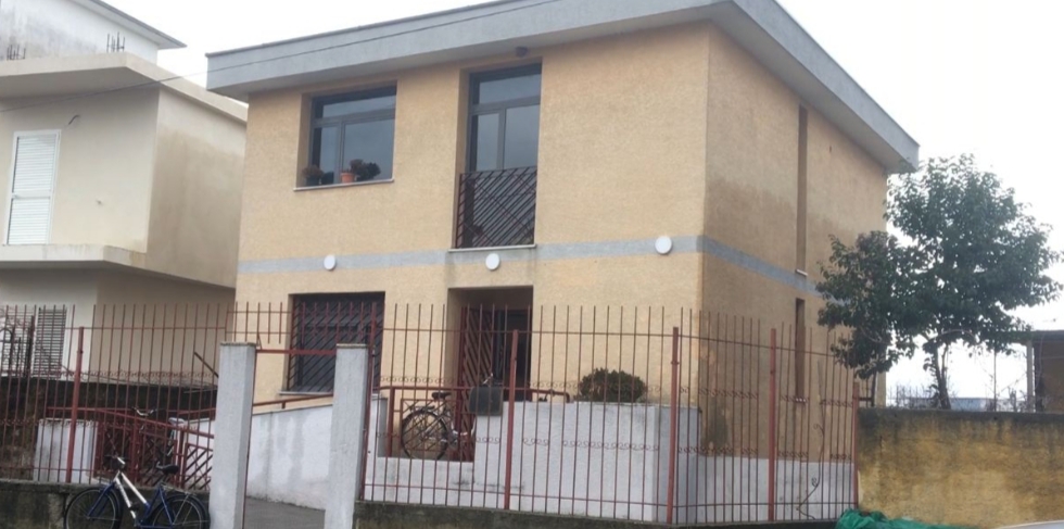 Tentohet të grabitet qendra komunitare në Shkodër, hajdutët dëmtojnë murin e pasmë