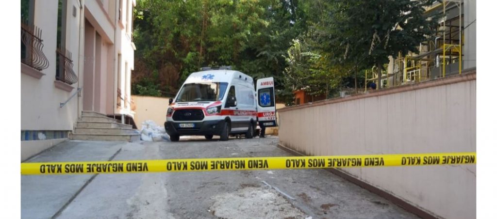 Ishte duke punuar në një shkollë, punëtori gjen vdekjen pas rënies nga lartësia