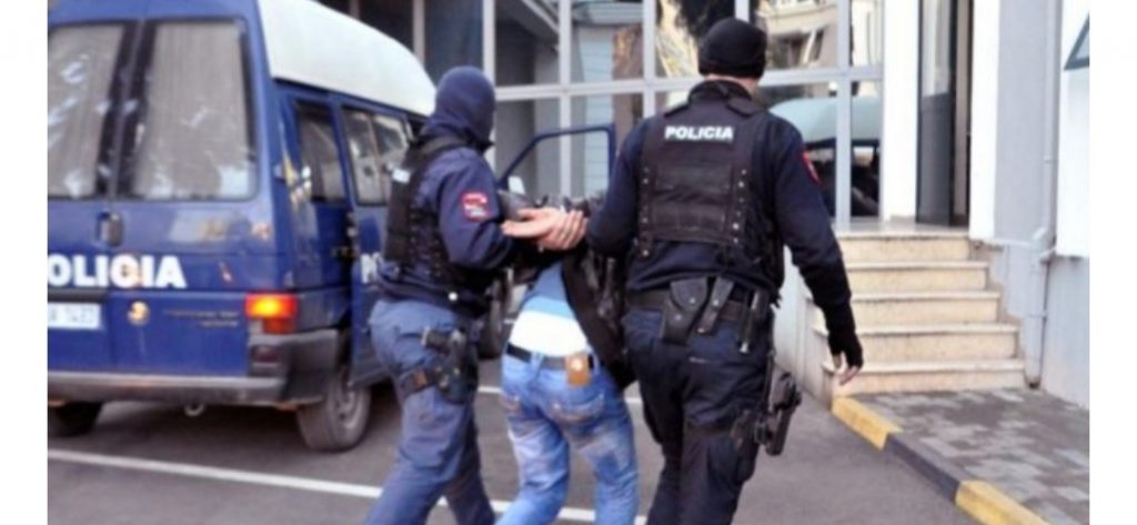 Bashkëpunonin për shitblerjen e lëndëve narkotike, arrestohet një i ri dhe procedohet një tjetër