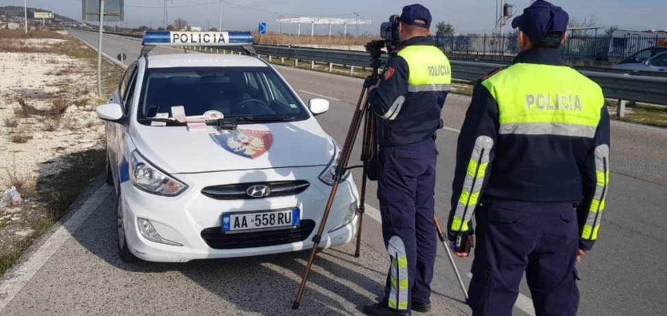 Policia rrugore aksion në disa zona të kryeqytetit, në pranga disa persona dhe bllokohet një mjet në autoservis