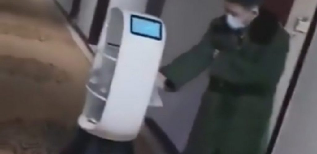 Frika nga kontakti me coronavirusin, roboti ua shpërndanë ushqimin njerëzve në “hotelin karantinë” në Kinë