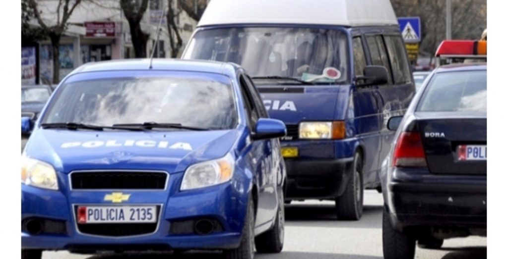 Panik në lokal, një person hyn me armë zjarri. Policia jep detajet