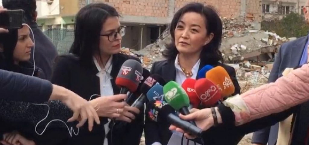 Ambasadorja amerikane viziton Durrësin: Doja t’i shihja vetë përpjekjet për rindërtimin
