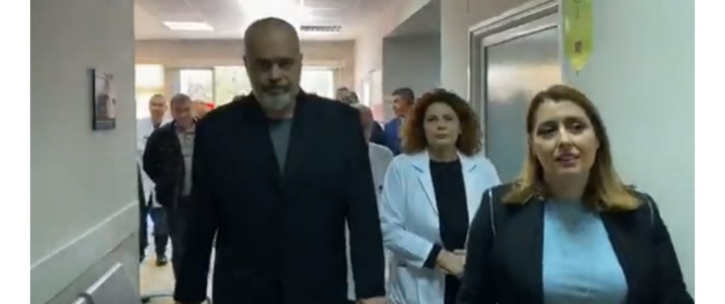 Pasi sheh karrocën e thyer, Rama i tërheq veshin drejtoreshës së spitalit Vlorë