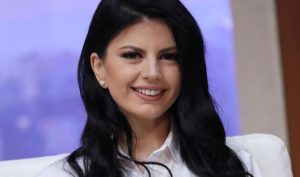 Rudinës nuk i bëhet vonë për komentet negative, publikon foto me partnerin e ri