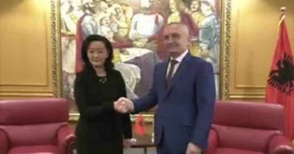 VIDEO/ Pamjet e vizitës së ambasadores së SHBA tek presidenti Meta