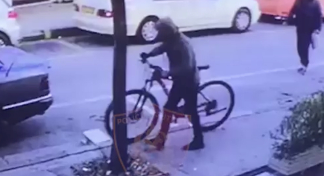 VIDEO/ Publikohen pamjet, ja si u grabit filiali i kredive të vogla në Tiranë
