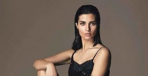 Aktorja e njohur turke Tuba Buyukustun shfaqet topless në serialin e saj të ri