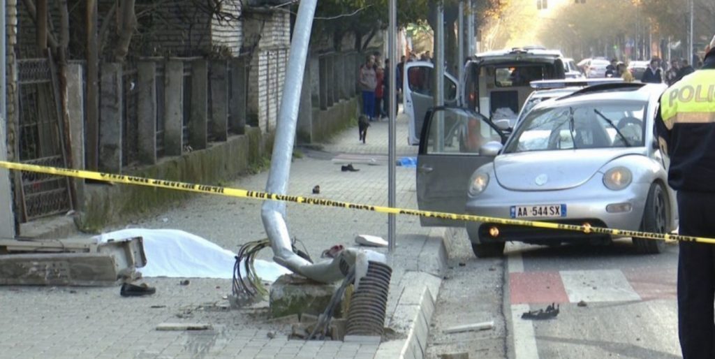 VIDEO/ Parakalimi i gabuar, pamje të rënda nga aksidenti tragjik