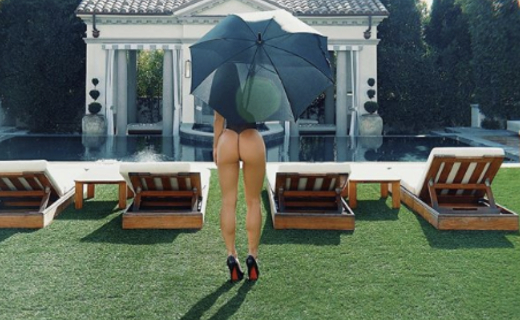 Modelja që hyri në fushën e futbollit nudo, provokon me fotot në Instagram