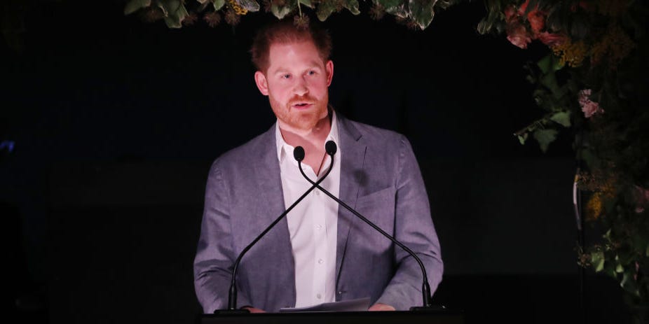 Harry mban fjalimin e parë pas largimit nga familja mbretërore dhe tregon i pikëlluar arsyen
