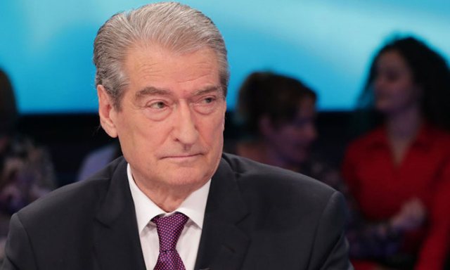 “Më ndiqte Benz-i me xhama të zinj, hapën dritaren e nxorën kallashin”, qytetari i tronditur tregon situatën në Bulqizë, Berisha nxjerr mesazhin