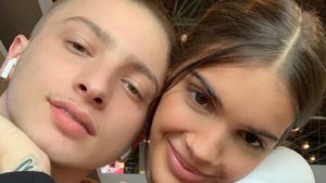 Arbenitës i dalin filmimet duke u puthur me një mashkull tjetër!