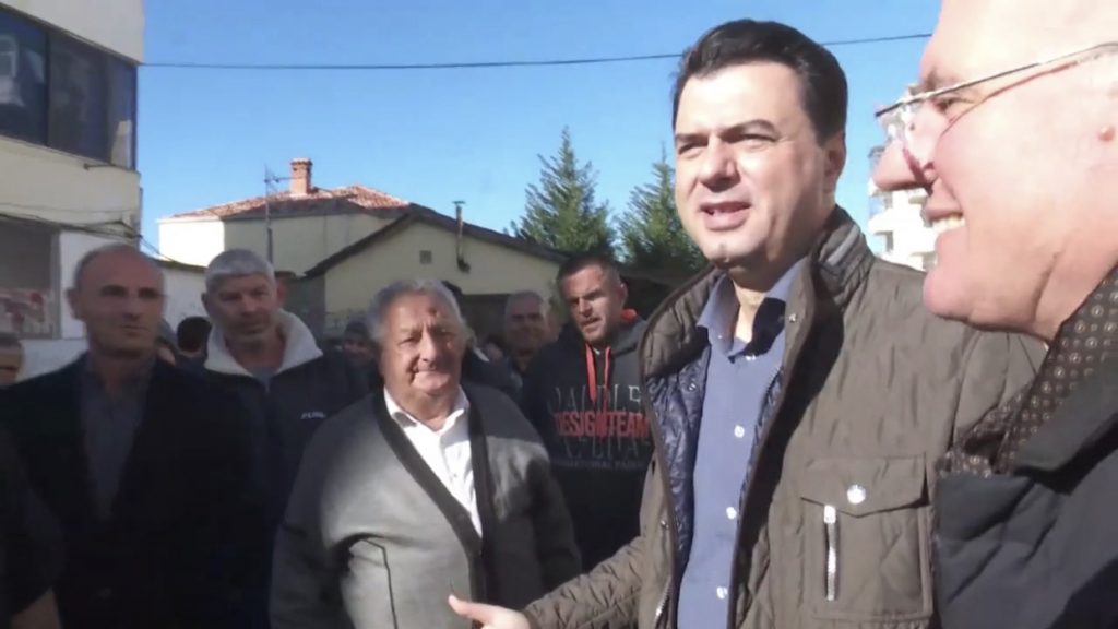 Kryetari i PD Luzlim Basha në Sukth, po zhvillon nje takim me banorët e dëmtuar nga tërmeti