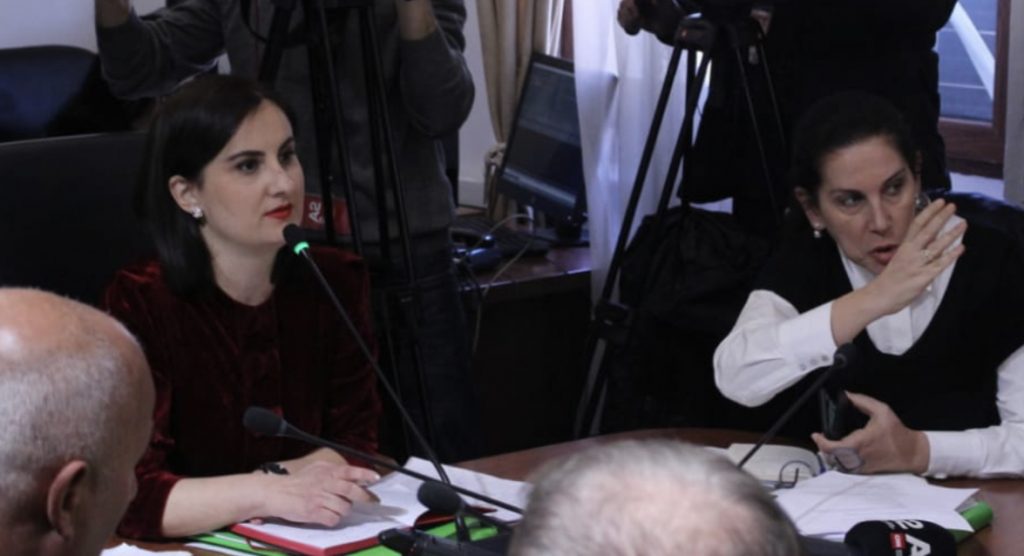 Ministrja e Drejtësisë replika me kryetaren e Komisionit. Dhimitri: Si mund të gënjeni kështu?