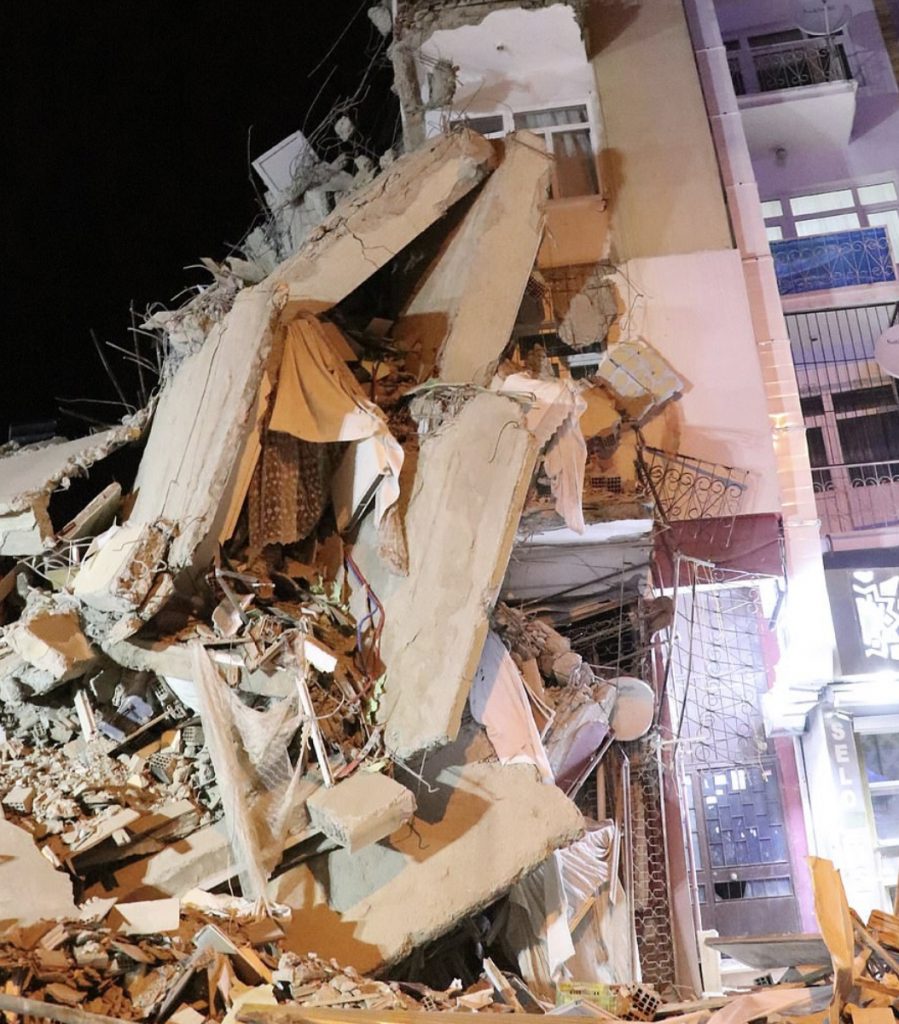 Kërkohet nën rrënoja për të mbijetuar (FOTO+ VIDEO
