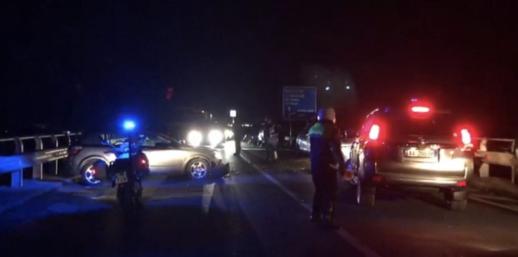 Përplasen dy automjete, 6 persona të plagosur, 2 në gjendje të rëndë