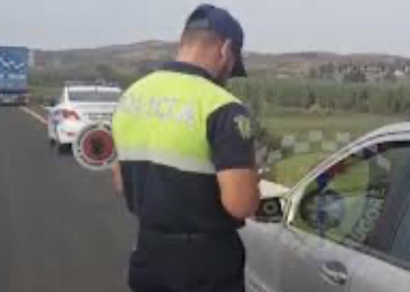 Dhunoi  efektivin e policisë në Tiranë, arrestohet 41-vjeçari