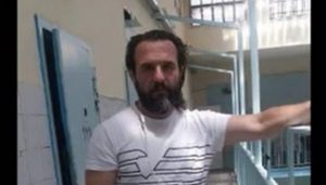 U arrestua sot ‘koka’ e grupit kriminal në Greqi. Zbulohet kënga me foto nga qelia