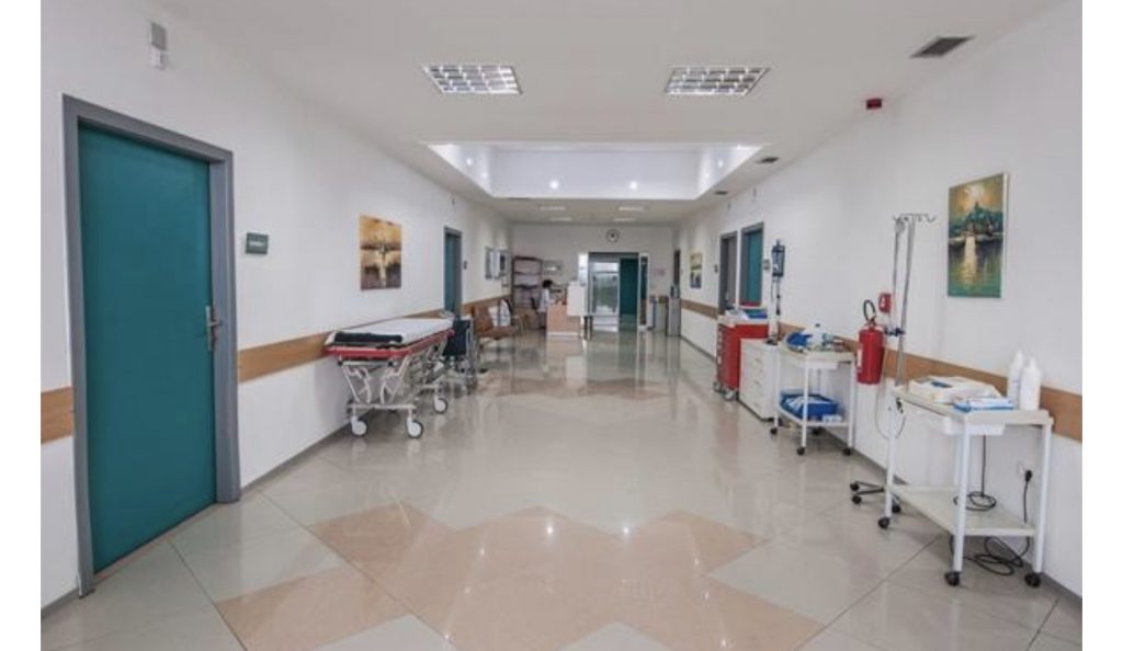 Situata me gripin/ Një grua ndërroi jetë në spital, por ja çfarë thonë mjekët
