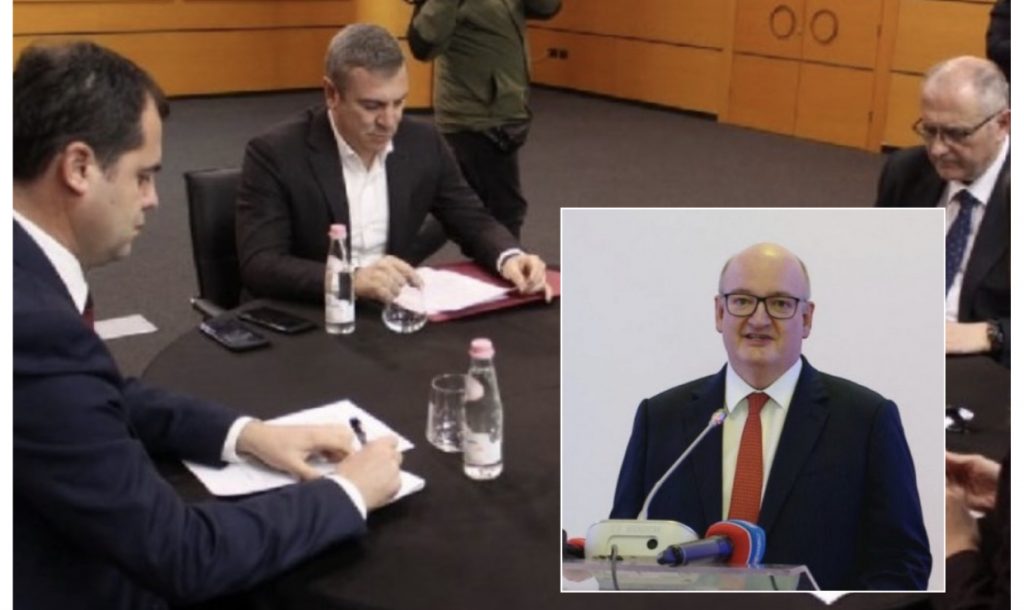 Ambasadori britanik Norman,uli në një tryezë PS-PD-LSI