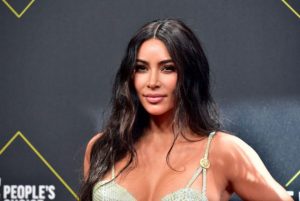 Në internet po qarkullon një foto e Kim Kardashian pa filtra dhe njerëzit u shtangën