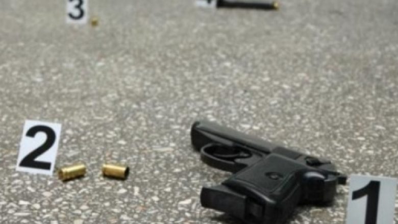 Djali dyshohet se ka vrarë babain dhe nënën