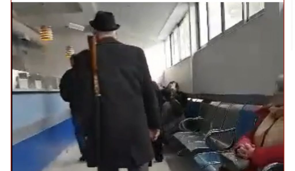 Vdeo :Një i moshuar me armë në krah brenda institucionit të Bashkisë së Kamzës
