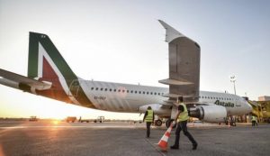 Bllokohet avioni me 300 pasagjerë i Alitalias: Në karantinë ose mbrapsht!