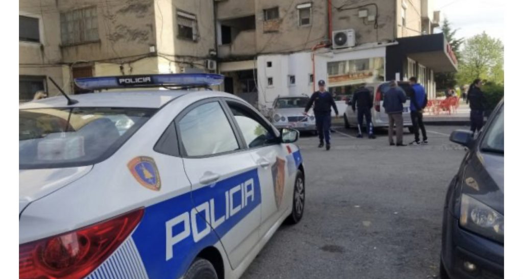 E rëndë në Korçë, vajza bie nga tarraca e restorantit