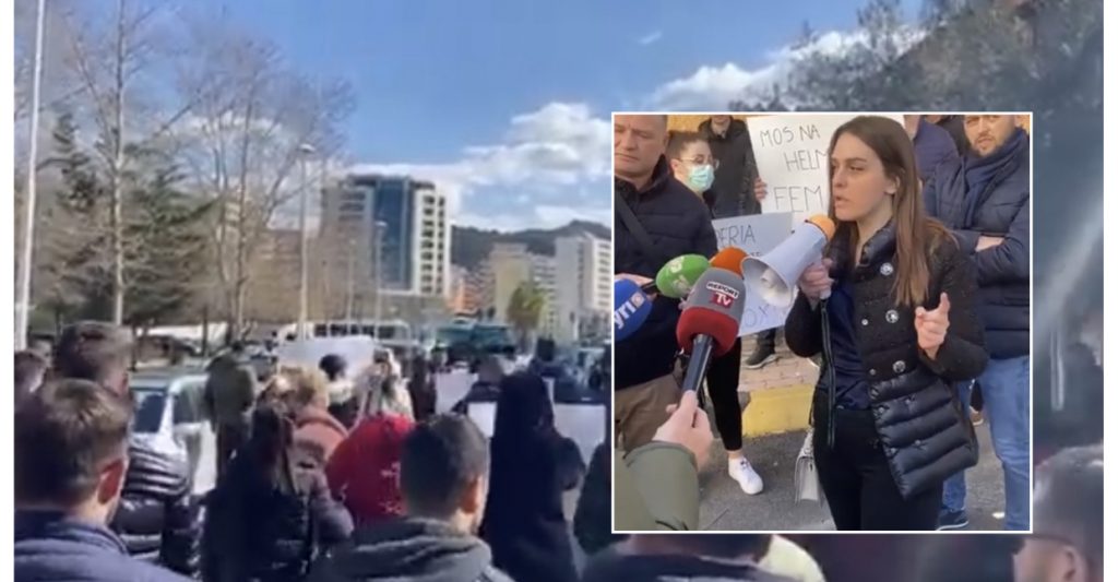 Studentet e Vlorës në protestë: Megaskandal, të hetohet lidhja me qeverinë