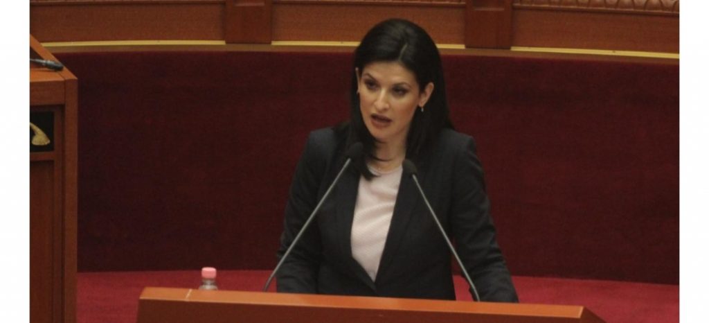 Ministrja Gjonaj bën deklaratën e fortë: Të dënuarit darkonin me deputetët