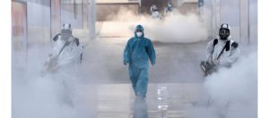 Videoja që po përlot botën: Infermierja në Kinë nuk takon dot vajzën, mes lotësh e përshëndet nga larg