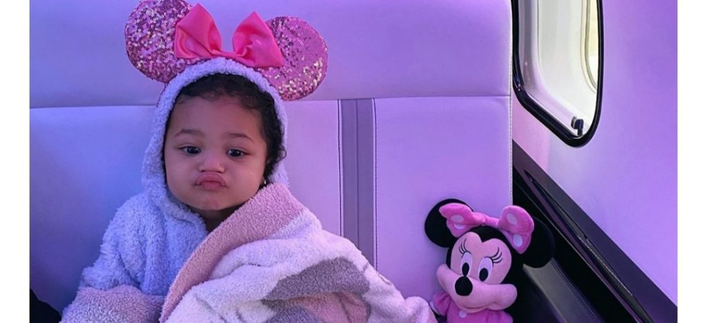 Vetëm 2 vjeç, Stormi refuzon ta quajë “mami” Kylie-n dhe videoja është e adhurueshme!
