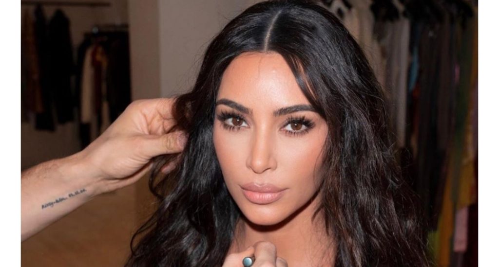 Kim Kardashian rikthen modelin e flokëve që na kujtoi fëmijërinë!