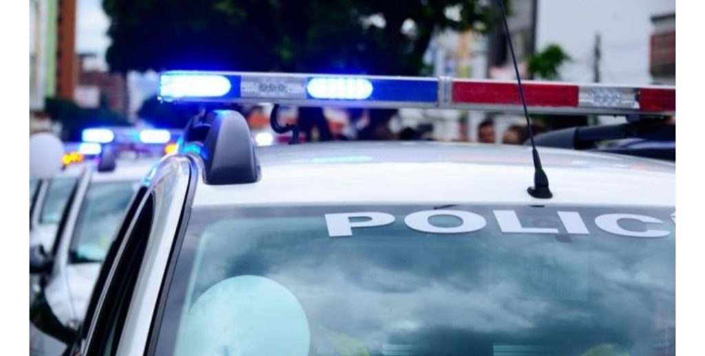 Shqiptari hyn në familjen greke, lidh 73-vjeçaren dhe i përdhunon të bijën