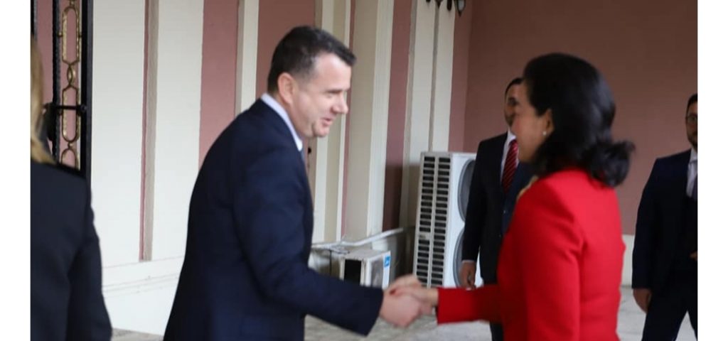 Ambasaroja e SHBA-së, në Kryesinë e Kuvendit. Takim me kreun e grupit të PS, Taulant Balla