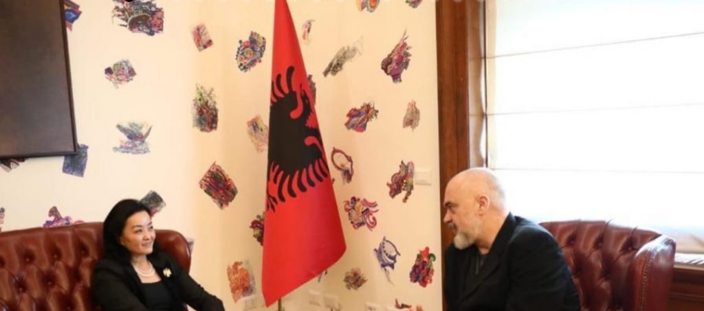 Ambasadorja e SHBA-së i shkon Ramës në zyrë, takim në kryeministri