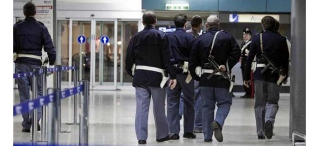 Dy gra shqiptare ndalohen në aeroport, si u zbuluan kur tentuan të shmangnin kontrollin