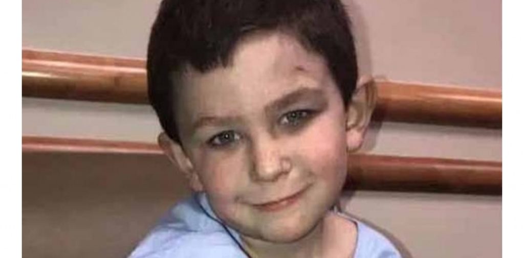 5-vjeçari hero, shpëton nga flakët motrën e tij më të vogël dhe 6 anëtarët e tjerë të familjes
