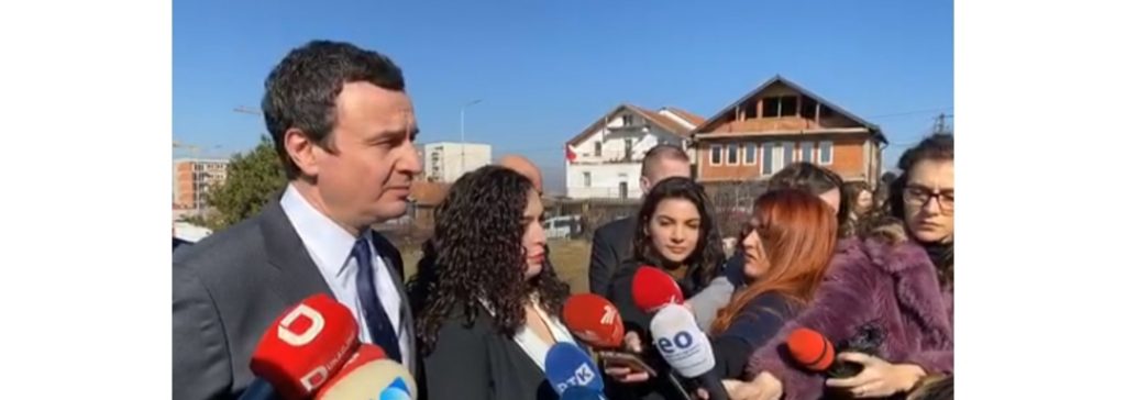 14 vjet pas vdekjes, Albin Kurti shkon për homazhe te varri i Ibrahim Rugovës