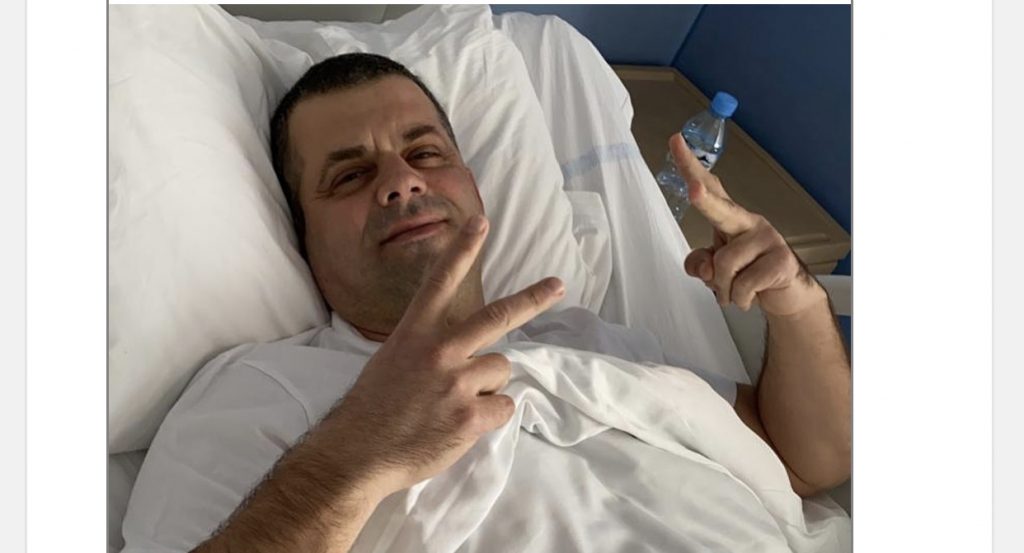 Aktori i njohur probleme me shëndetin, shtrirë në krevat, publikon foto nga spitali